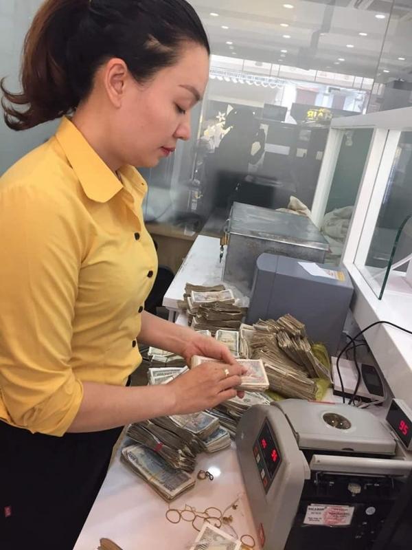 Vợ chồng già 78 tuổi chở bao tải tiền gửi tiết kiệm: Hy hữu ở Quảng Bình