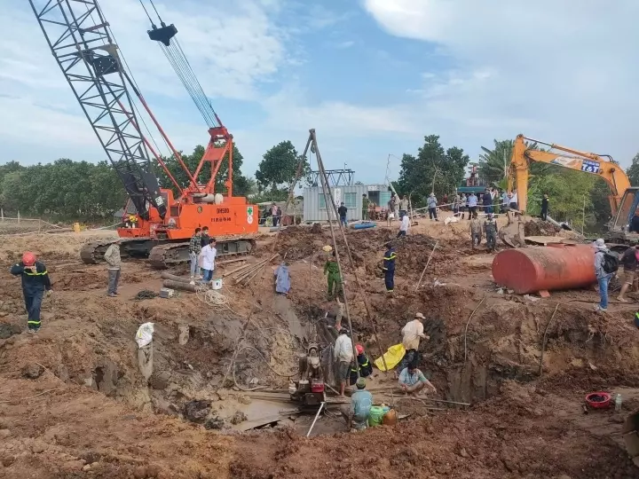 Toàn cảnh lực lượng chức năng giải cứu bé trai
