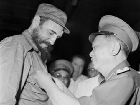 Đại tướng Võ Nguyên Giáp tặng Lãnh tụ Cuba Fidel Castro huy hiệu "Chiến sĩ Điện Biên Phủ" nhân chuyến thăm của Fidel Castro đến Việt Nam, tháng 9/1973. 