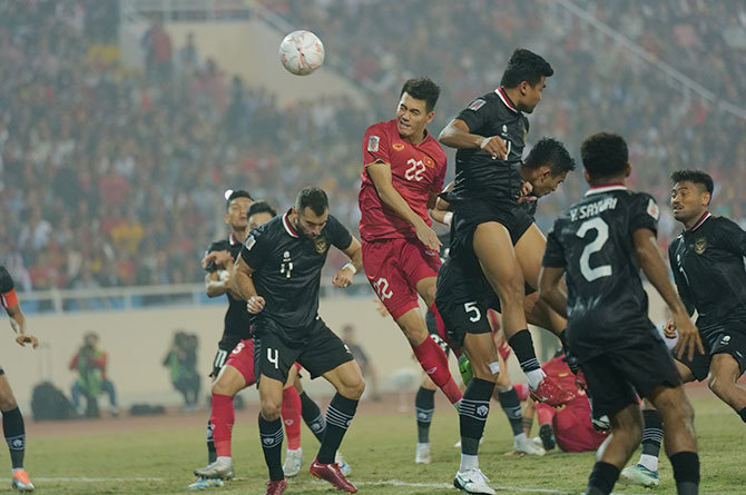 Tiến Linh đánh đầu nâng tỷ số lên 2-0 ngay đầu hiệp hai.