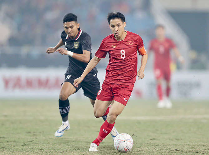 Đội trưởng Đỗ Hùng Dũng có cú đúp kiến tạo trong trận bán kết lượt về AFF Cup.