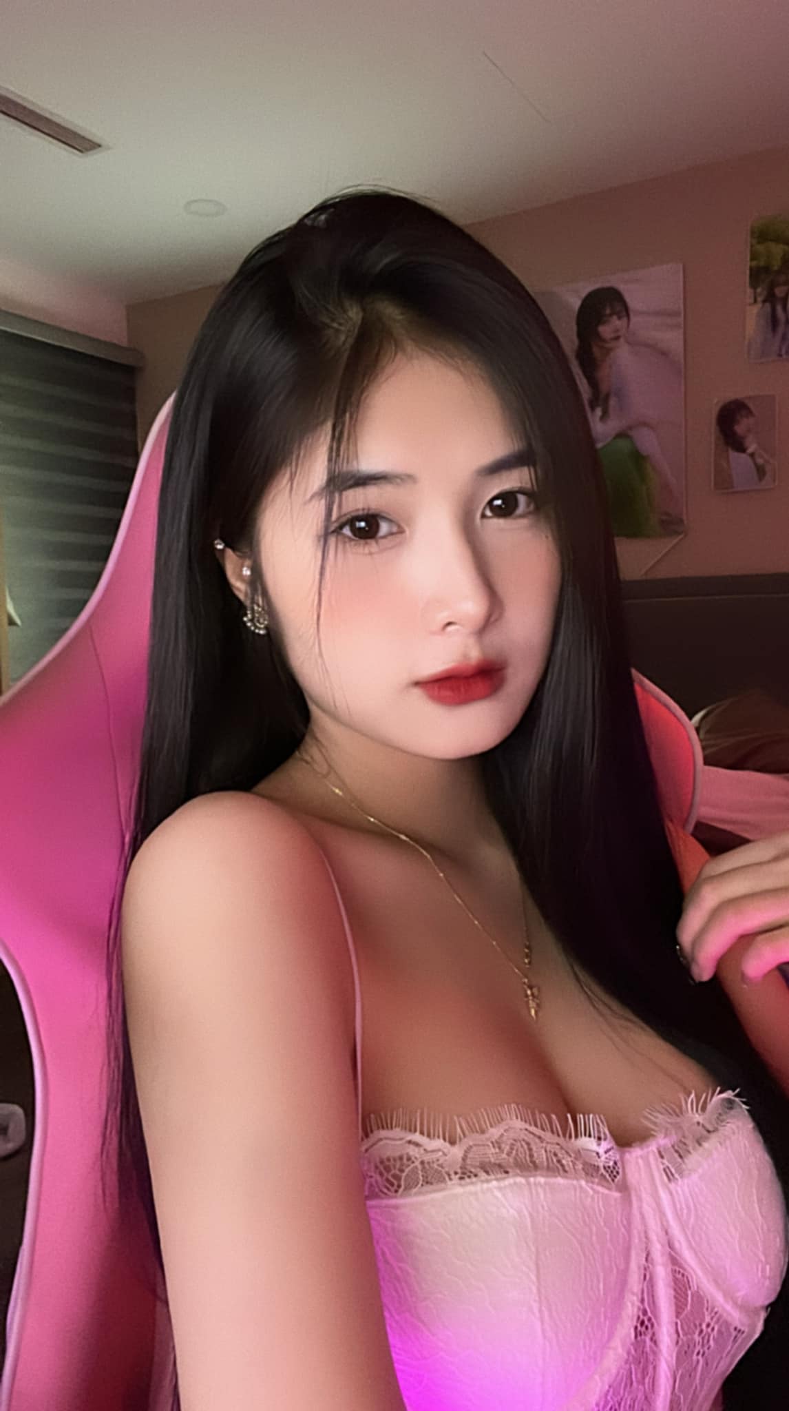 Quỳnh Alee tên thật là Bùi Thị Quỳnh, đến từ Thanh Hóa, nổi lên như một hiện tượng mạng xã hội. Theo đó, bức ảnh cô mặc áo dài thướt tha, gương mặt xinh đẹp, làn da trắng nổi bật từng “gây sốt” mạng xã hội và được gọi với biệt danh “Nữ thần học đường”.