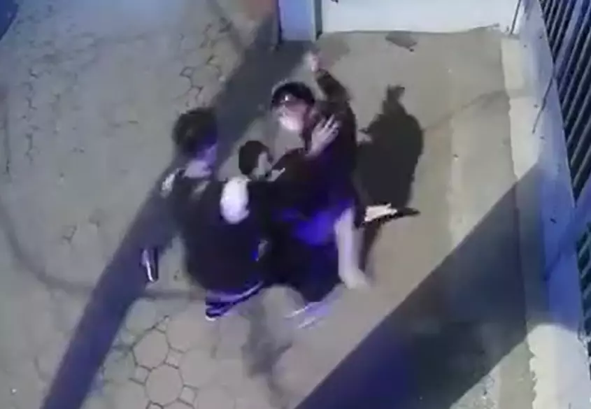 Hắn dùng dao đâm tới tấp vào người cô gái, mặc thanh niên áo đen trắng can ngăn