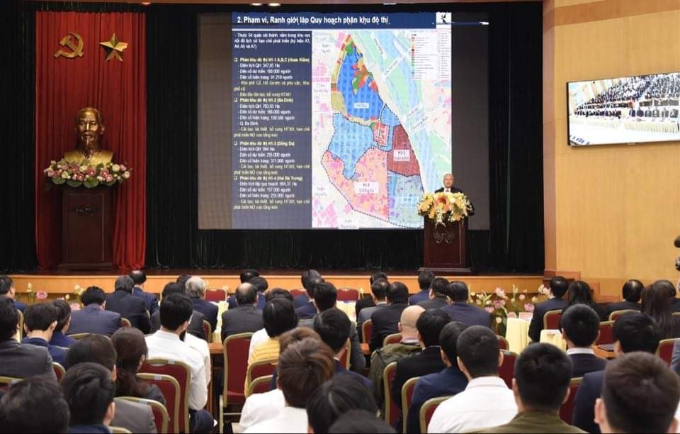 Phó Viện trưởng Viện Quy hoạch xây dựng Hà Nội Nguyễn Đức Hùng trình bày tóm tắt các bản Quy hoạch phân nội đô lịch sử