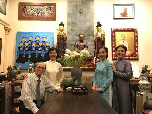 NSND Trần Tiến và các con gái: NSND Lê Khanh, NSƯT Lê Vân, Lê Vi.